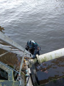 Intervention plongeur pour changement de flexible hydraulique sur une turbine